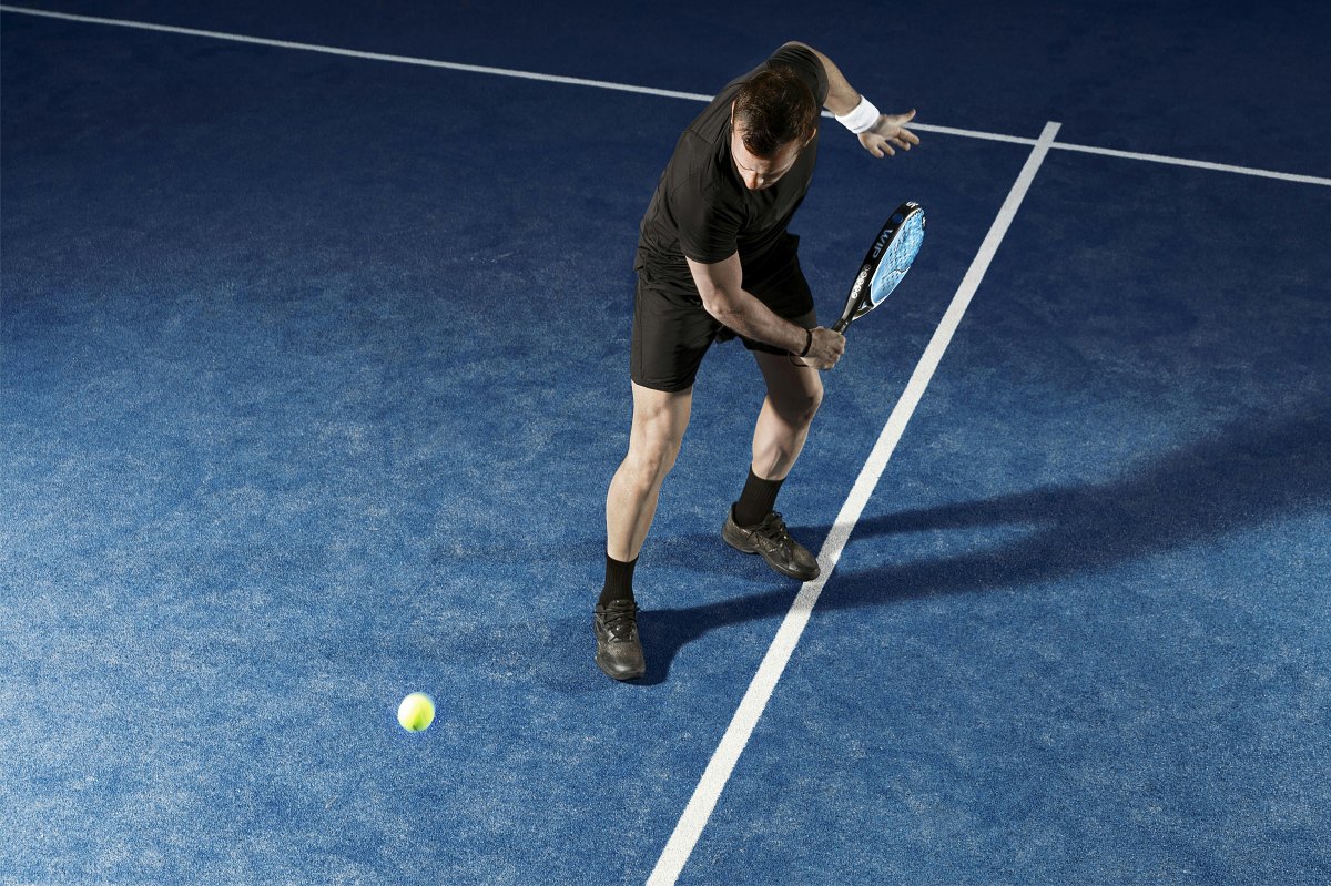 Padel-Spieler bei der Rückhand